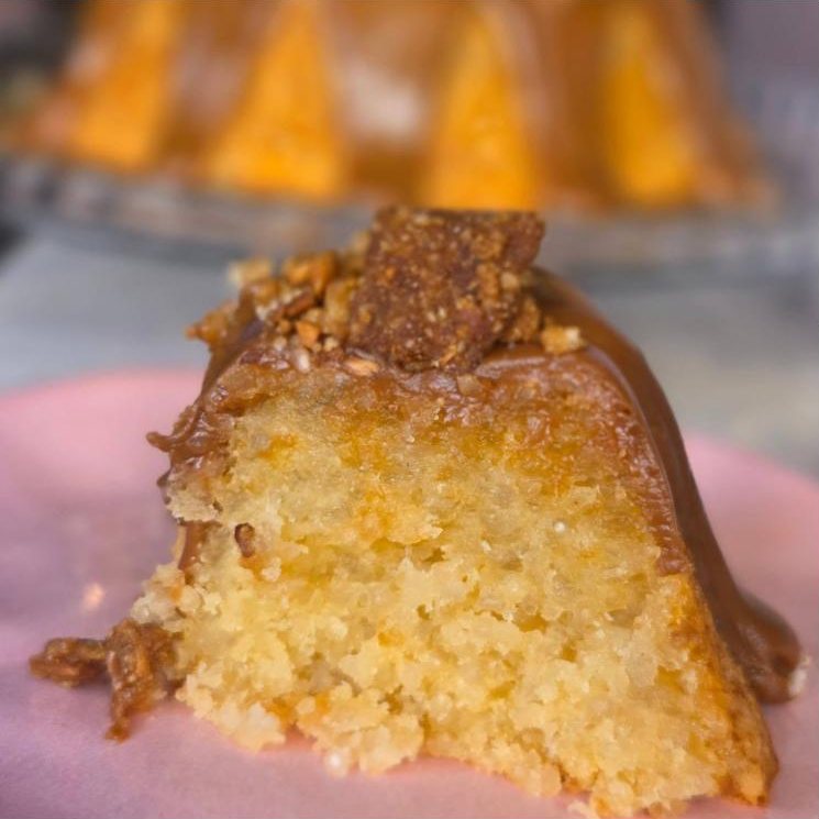 Fatia de caseirinho de tapioca com coco e doce de leite